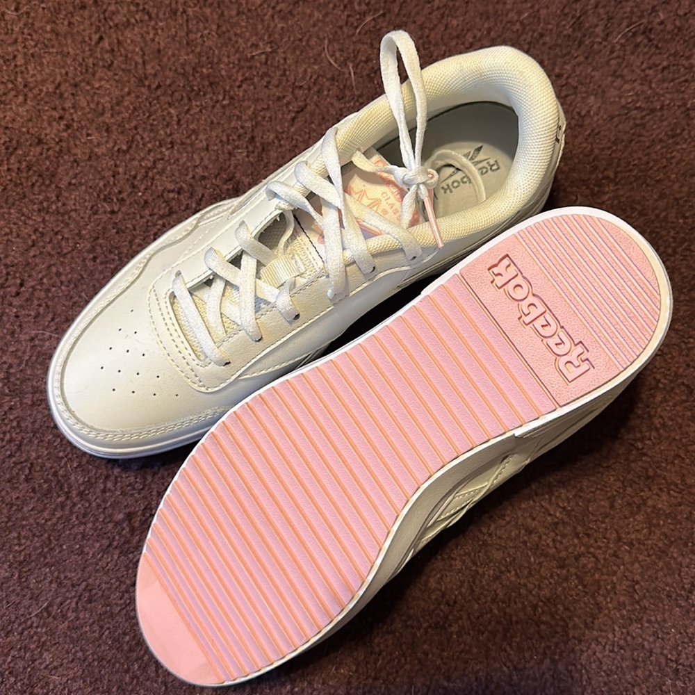 size 7.5 W never worn Reebok’s - Picture 3 of 4